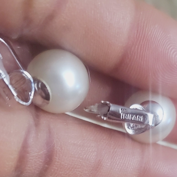 Trifari Silver Tone Stud Pearl Clip on Earrings. 🌴 - Picture 5 of 5